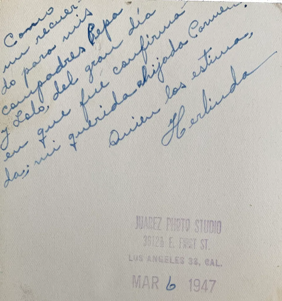 Back of a 1947 photograph with a handwritten Spanish inscription in blue ink with a stamp that includes a name, location, and date.